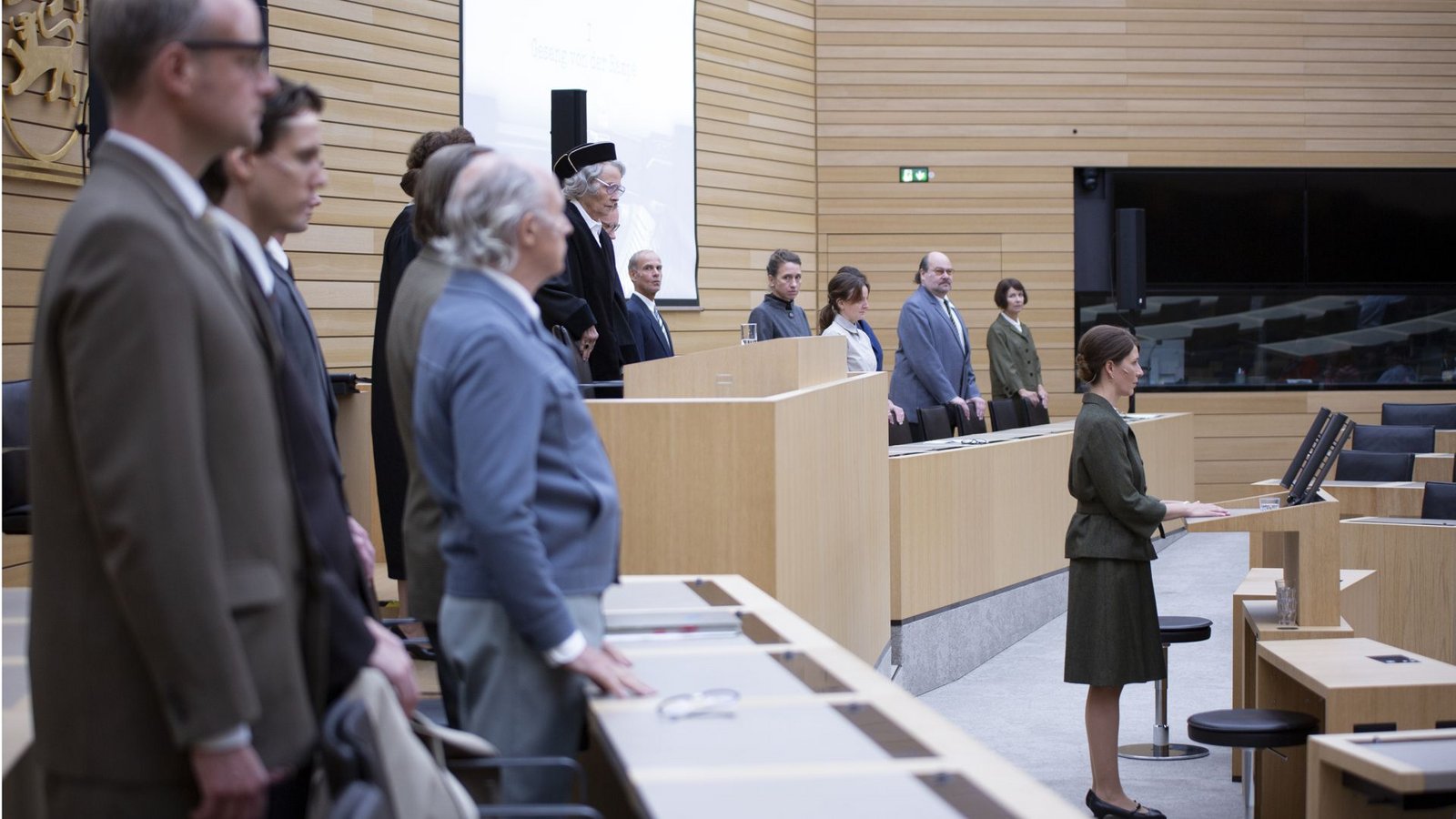 Insgesamt spielt fast die Hälfte des Ensembles im Landtag auf – stets in nüchternem Ton.Foto: Schauspiel/Ingrid Hertfelder
