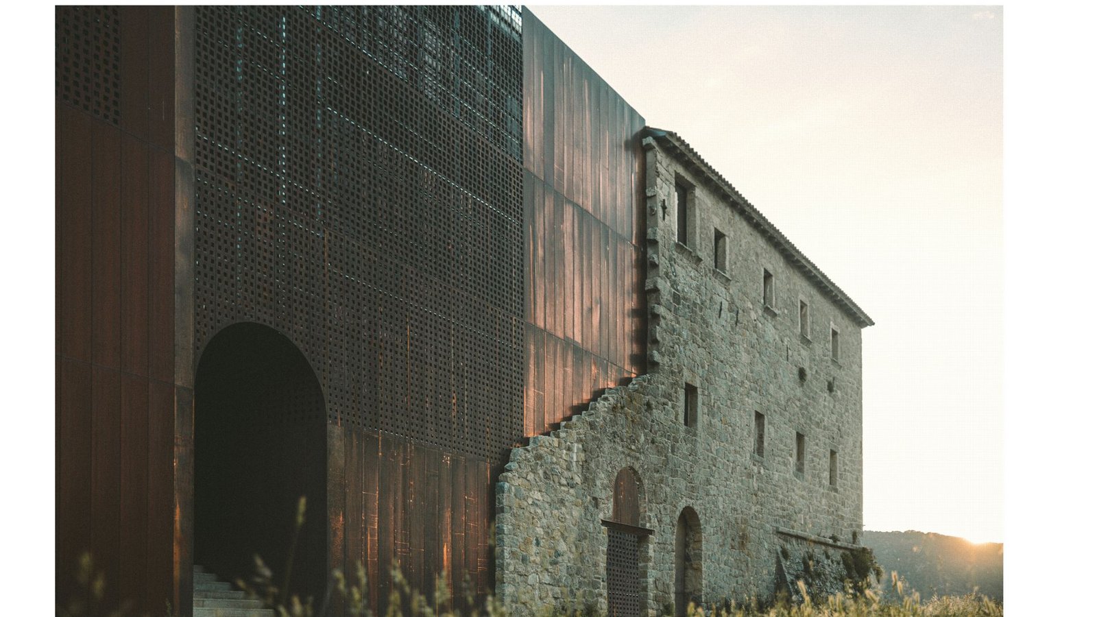 . . .  von Amelia Tavella Architectes mit einer Kupferfassade für die Erweiterung und „Auffüllung“abgebrochener Gebäudeteile.Foto: Mies Award 2024/Thibaut Dini
