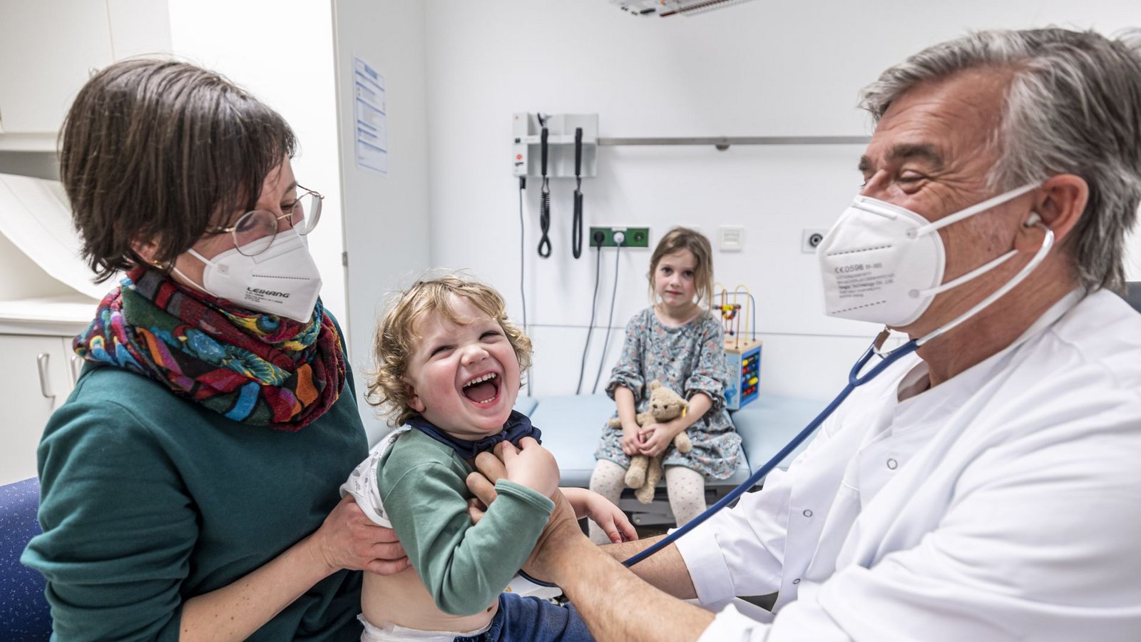 Die sechsjährige Frieda (hinten) und ihr kleiner Bruder Paul müssen mindestens vier Mal im Mukoviszidose-Zentrum in Stuttgart untersucht werden. Die Prognosen für die Geschwister sind gut, sagt Markus Rose (rechts), der das Zentrum leitet.Foto: Klinikum Stuttgart/Tobias Grosser Die sechsjährige Frieda (hinten) und ihr kleiner Bruder Paul müssen mindestens vier Mal im Mukoviszidose-Zentrum in Stuttgart untersucht werden. Die Prognosen für die Geschwister sind gut, sagt Markus Rose (rechts), der das Zentrum leitet.Foto: Klinikum Stuttgart/Tobias Grosser