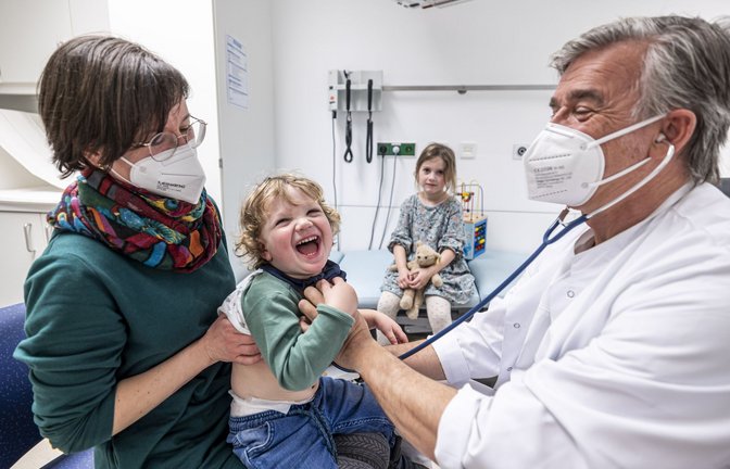 Die sechsjährige Frieda (hinten) und ihr kleiner Bruder Paul  müssen mindestens vier Mal im Mukoviszidose-Zentrum in Stuttgart untersucht werden. Die Prognosen für die Geschwister sind gut, sagt Markus Rose (rechts), der das Zentrum leitet.<span class='image-autor'>Foto: Klinikum Stuttgart/Tobias Grosser</span>