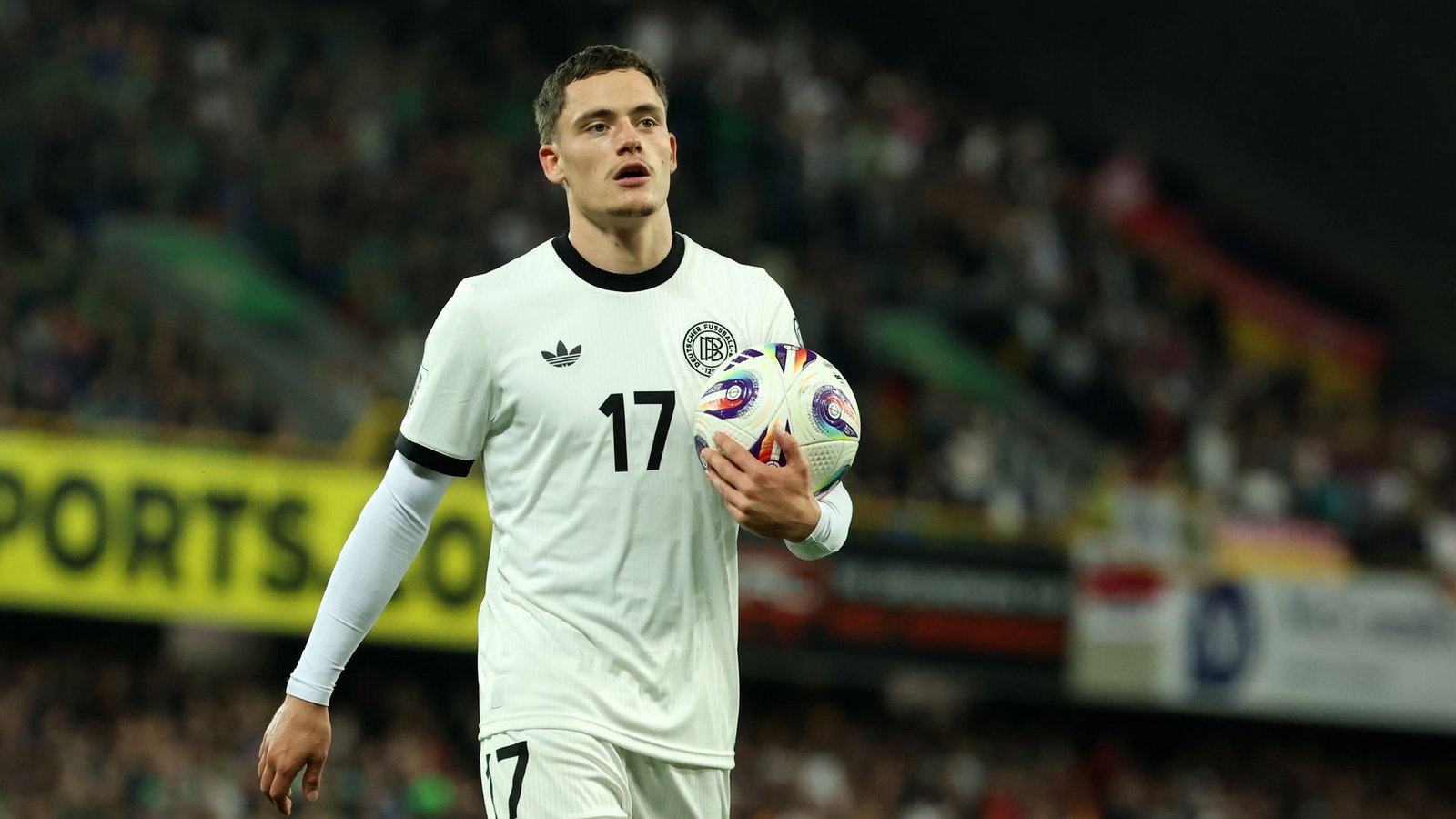 Florian Wirtz trägt den Ball zu einer Ecke.Foto: Christian Charisius/dpa