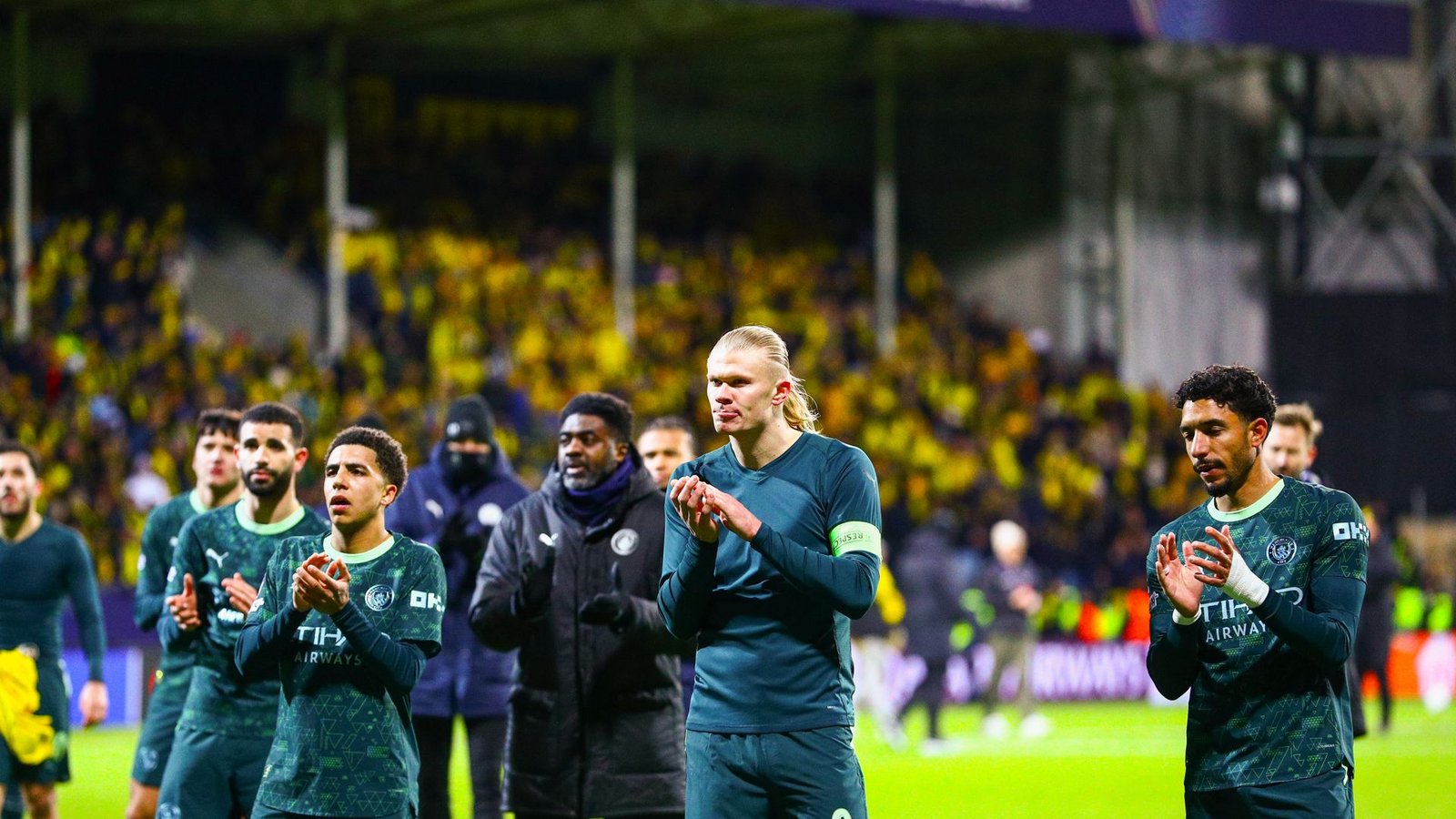 Erling Haaland und andere Spieler von Manchester City bedanken sich nach der Partie bei den Fans.Foto: Mats Torbergsen/NTB/dpa/Mats Torbergsen Erling Haaland und andere Spieler von Manchester City bedanken sich nach der Partie bei den Fans.Foto: Mats Torbergsen/NTB/dpa/Mats Torbergsen