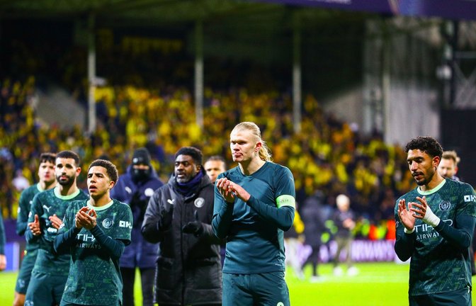 Erling Haaland und andere Spieler von Manchester City bedanken sich nach der Partie bei den Fans.<span class='image-autor'>Foto: Mats Torbergsen/NTB/dpa/Mats Torbergsen</span>