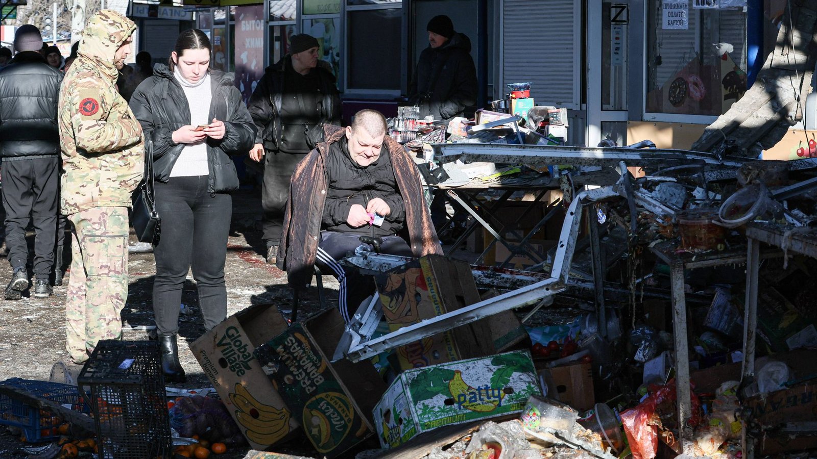 18 Menschen sind bei einem ukrainischen Angriff auf einen Markt in der russisch kontrollierten Stadt Donezk getötet worden.Foto: IMAGO/ITAR-TASS/IMAGO/Dmitry Yagodkin 18 Menschen sind bei einem ukrainischen Angriff auf einen Markt in der russisch kontrollierten Stadt Donezk getötet worden.Foto: IMAGO/ITAR-TASS/IMAGO/Dmitry Yagodkin