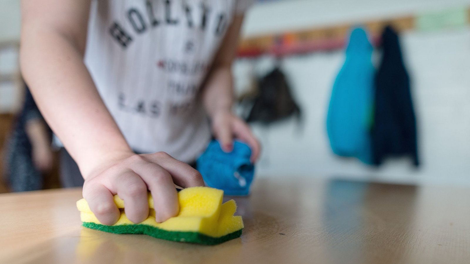 Der Autor dieser Zeilen erinnert sich noch lebhaft ans Tischeputzen. (Symbolbild)Foto: picture alliance / dpa Der Autor dieser Zeilen erinnert sich noch lebhaft ans Tischeputzen. (Symbolbild)Foto: picture alliance / dpa