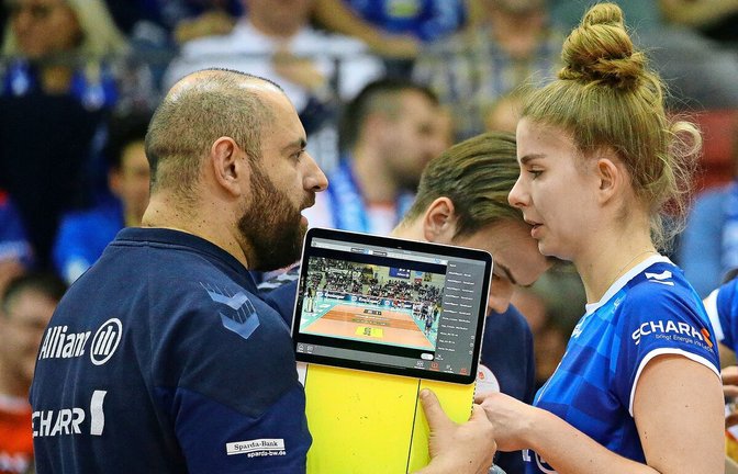 Gehen in die Analyse: Allianz-Trainer Konstantin Bitter und seine Spielerin Pia Kästner<span class='image-autor'>Foto: Baumann</span>