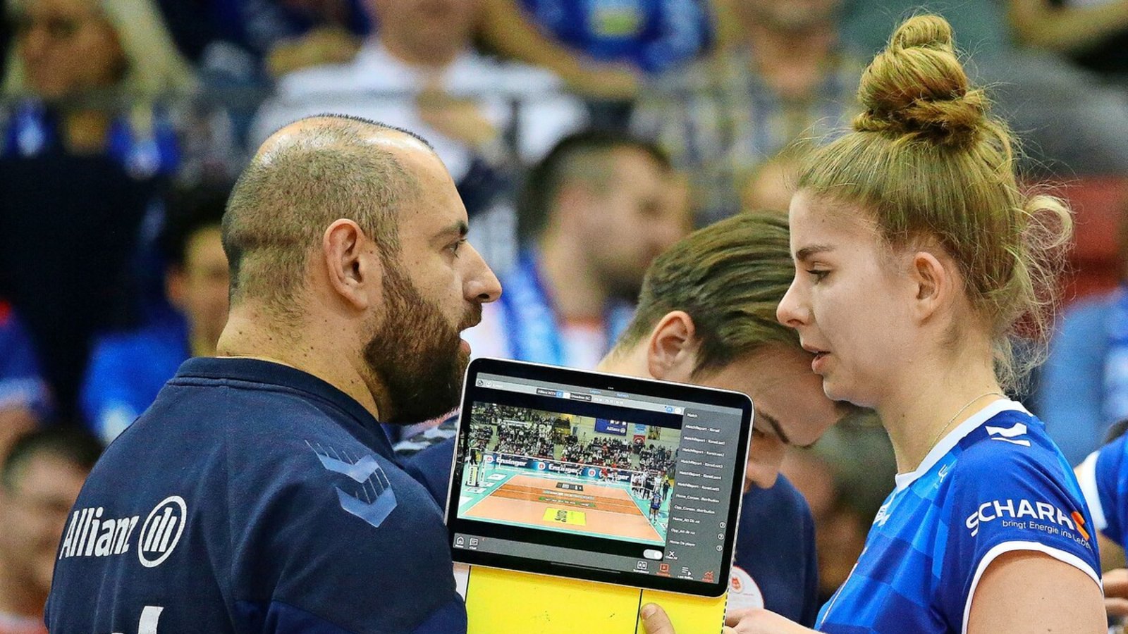 Gehen in die Analyse: Allianz-Trainer Konstantin Bitter und seine Spielerin Pia KästnerFoto: Baumann