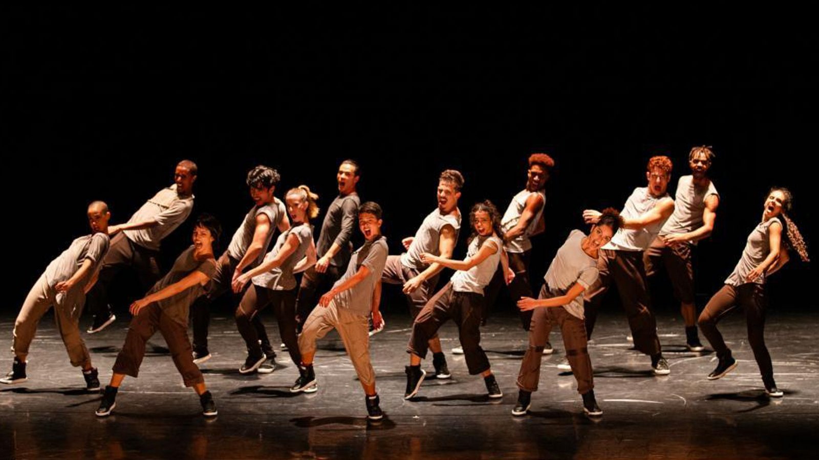 Die São Paulo Companhia de Dança ist zu Gast im Forum in Ludwigsburg und tritt in einem neuen Stück von Shahar Binyamini betont jung auf.Foto: São Paulo Companhia de Dança