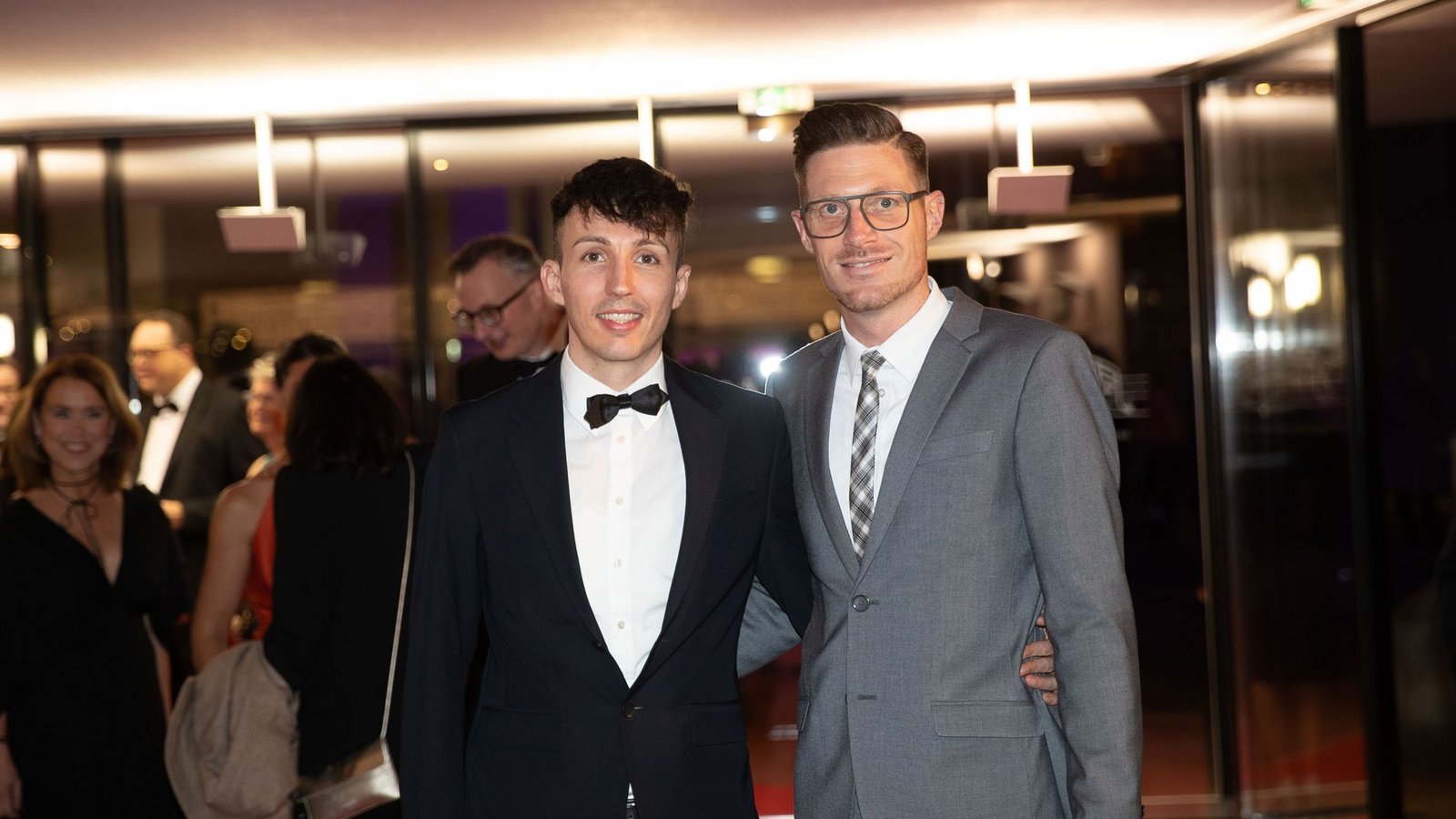 Dass es nicht immer Schwarz sein muss, bewies der TV-Journalist Markus Pfalzgraf (rechts) und trug ein silbriges Grau. Der Erste Landesvorsitzende des DJV kam mit seinem Partner Alwin Albert.Foto: Lichtgut/Leif Piechowski Dass es nicht immer Schwarz sein muss, bewies der TV-Journalist Markus Pfalzgraf (rechts) und trug ein silbriges Grau. Der Erste Landesvorsitzende des DJV kam mit seinem Partner Alwin Albert.Foto: Lichtgut/Leif Piechowski