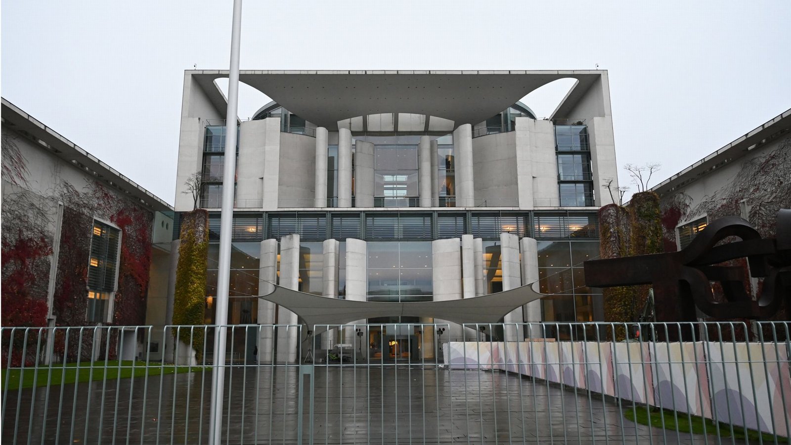 Der Mann soll einen Beutel mit einem Stein und Fäkalien auf ein Wachgebäude des Bundeskanzleramtes geworfen haben (Archivbild).Foto: dpa/Markus Lenhardt