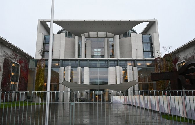 Der Mann soll einen Beutel mit einem Stein und Fäkalien auf ein Wachgebäude des Bundeskanzleramtes geworfen haben (Archivbild).<span class='image-autor'>Foto: dpa/Markus Lenhardt</span>