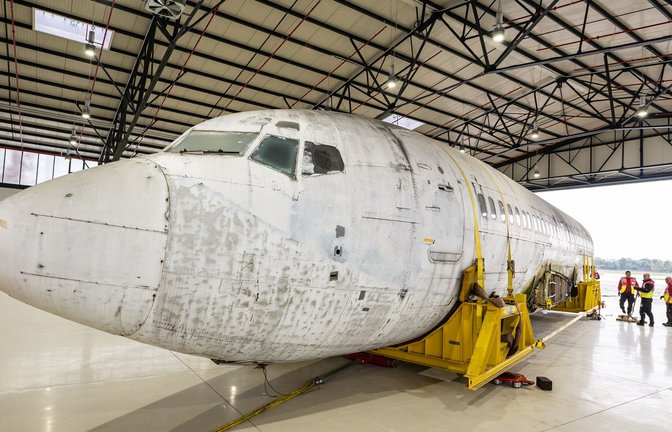 Hangar in Friedrichshafen: Die „Landshut“ ist an ihrem Bestimmungsort angekommen.<span class='image-autor'>Foto: dpa/Silas Stein</span>