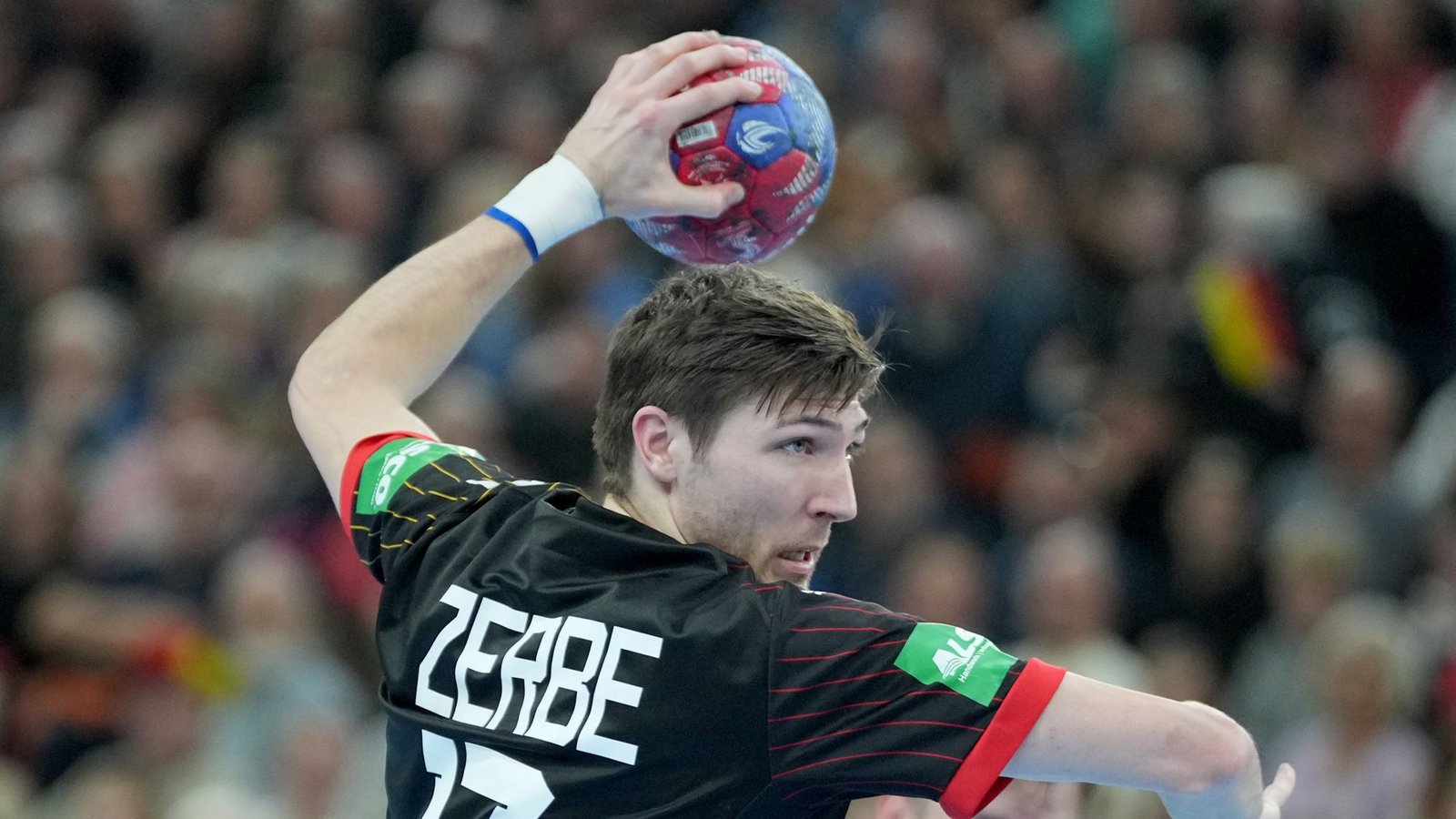 Rechtsaußen: Lukas Zerbe, 28 Jahre, 47 Länderspiele, 105 Tore, THW Kiel.Foto: dpa Rechtsaußen: Lukas Zerbe, 28 Jahre, 47 Länderspiele, 105 Tore, THW Kiel.Foto: dpa