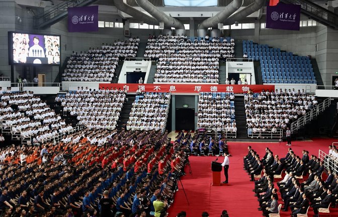 Festakt zur Begrüßung neuer Akademikerinnen und Akademiker an einer Uni in Peking.<span class='image-autor'>Foto: imago</span>