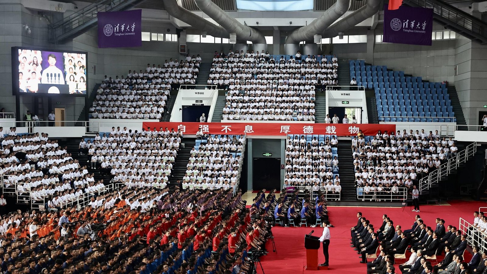 Festakt zur Begrüßung neuer Akademikerinnen und Akademiker an einer Uni in Peking.Foto: imago Festakt zur Begrüßung neuer Akademikerinnen und Akademiker an einer Uni in Peking.Foto: imago