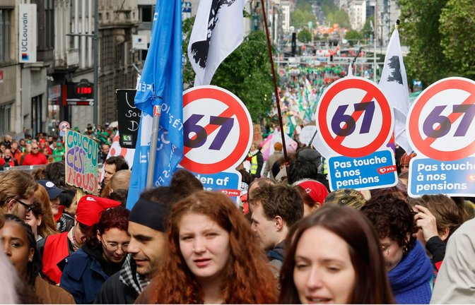 In Brüssel gehen am Dienstag zehntausende Menschen gegen die Reform des Sozialstaates auf die Straße. Das Land wird wegen eines massiven Sparprogrammes der Regierung immer wieder von Protesten erschüttert.<span class='image-autor'>Foto: Geert Vanden Wijngaert/AP/dpa</span>