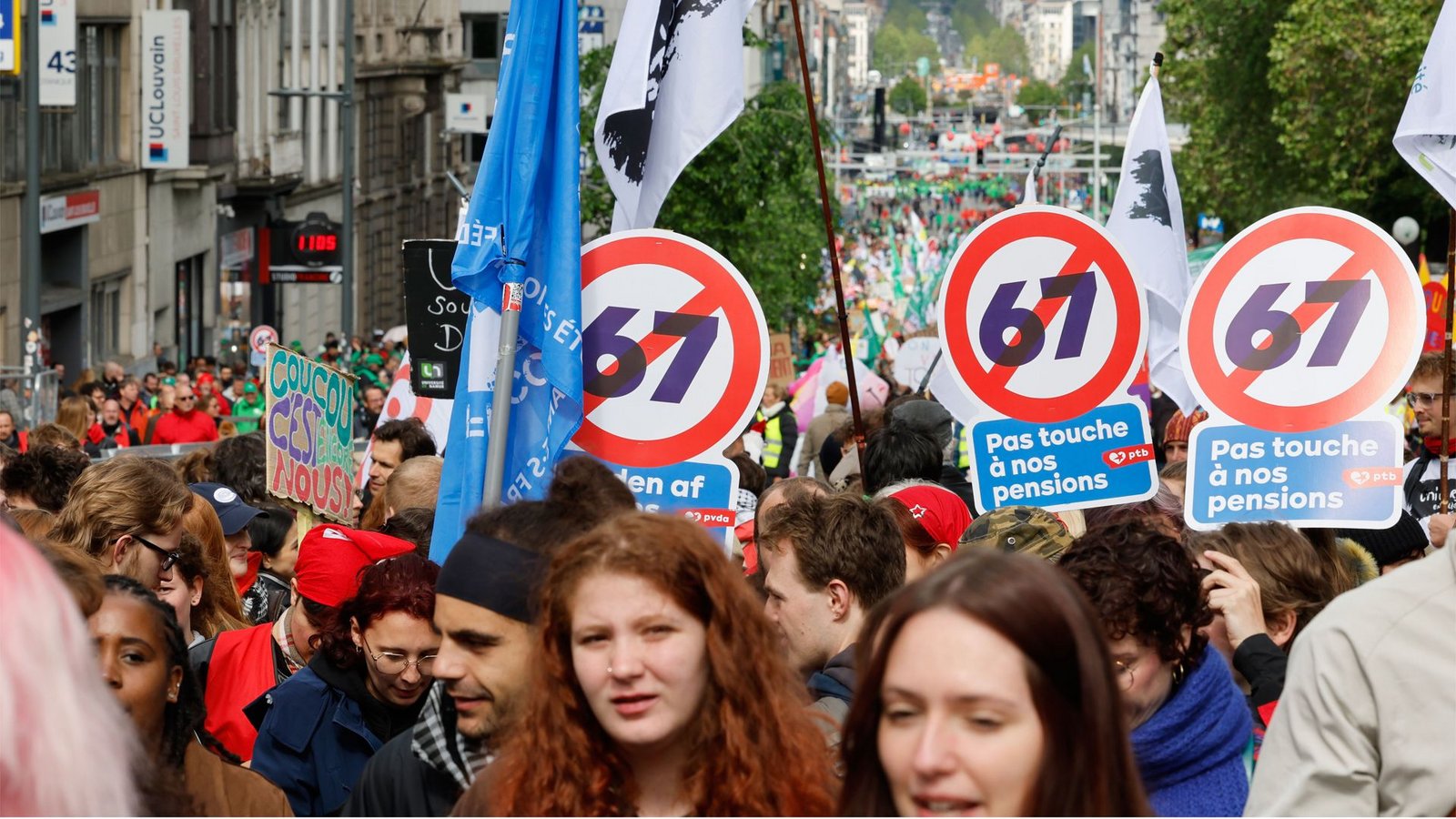 In Brüssel gehen am Dienstag zehntausende Menschen gegen die Reform des Sozialstaates auf die Straße. Das Land wird wegen eines massiven Sparprogrammes der Regierung immer wieder von Protesten erschüttert.Foto: Geert Vanden Wijngaert/AP/dpa In Brüssel gehen am Dienstag zehntausende Menschen gegen die Reform des Sozialstaates auf die Straße. Das Land wird wegen eines massiven Sparprogrammes der Regierung immer wieder von Protesten erschüttert.Foto: Geert Vanden Wijngaert/AP/dpa