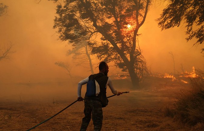 Die griechische Feuerwehr ist angesichts von Dutzenden neuen Feuern an ihrer Belastungsgrenze. (Archivbild)<span class='image-autor'>Foto: IMAGO/Anadolu Agency/IMAGO/Costas Baltas</span>