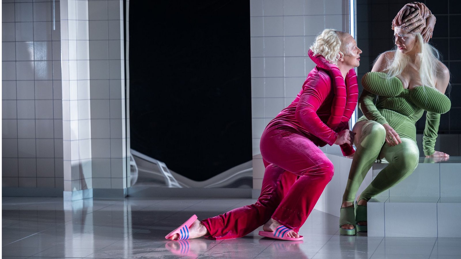Felix Jordan als Henry (li.), Teresa Annina Korfmacher als Sibyl in „Pretty Privilege“Foto: Björn Klein