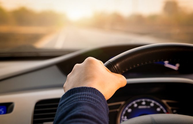 Bei der Fahrschulfrage 1.1.01-103 geht es um die Gründe, warum man nicht unnötig langsam fahren darf. Die richtigen Antworten finden Sie hier.<span class='image-autor'>Foto: Beauty Studio / Shutterstock.com</span>