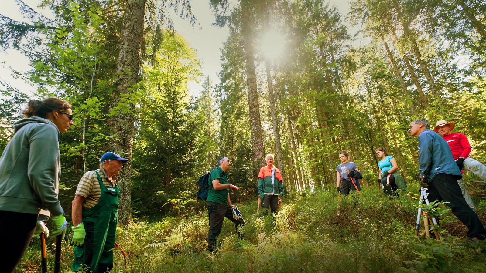 Eine Freiwilligengruppe beim Einsatz im Schwarzwald nahe SchonachFoto: Hochschwarzwald Tourismus / Birgit-Cathrin Duval Eine Freiwilligengruppe beim Einsatz im Schwarzwald nahe SchonachFoto: Hochschwarzwald Tourismus / Birgit-Cathrin Duval