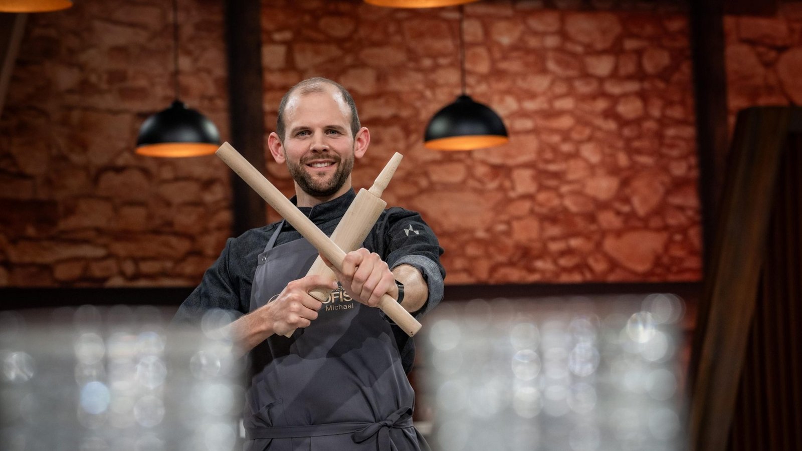 Michael (32), aus Kufstein, verbindet als Konditormeister und studierter Lebensmitteltechnologe handwerkliches Können mit einem wissenschaftlichen Blick auf Rezepte.Foto: Joyn / Claudius Pflug Michael (32), aus Kufstein, verbindet als Konditormeister und studierter Lebensmitteltechnologe handwerkliches Können mit einem wissenschaftlichen Blick auf Rezepte.Foto: Joyn / Claudius Pflug