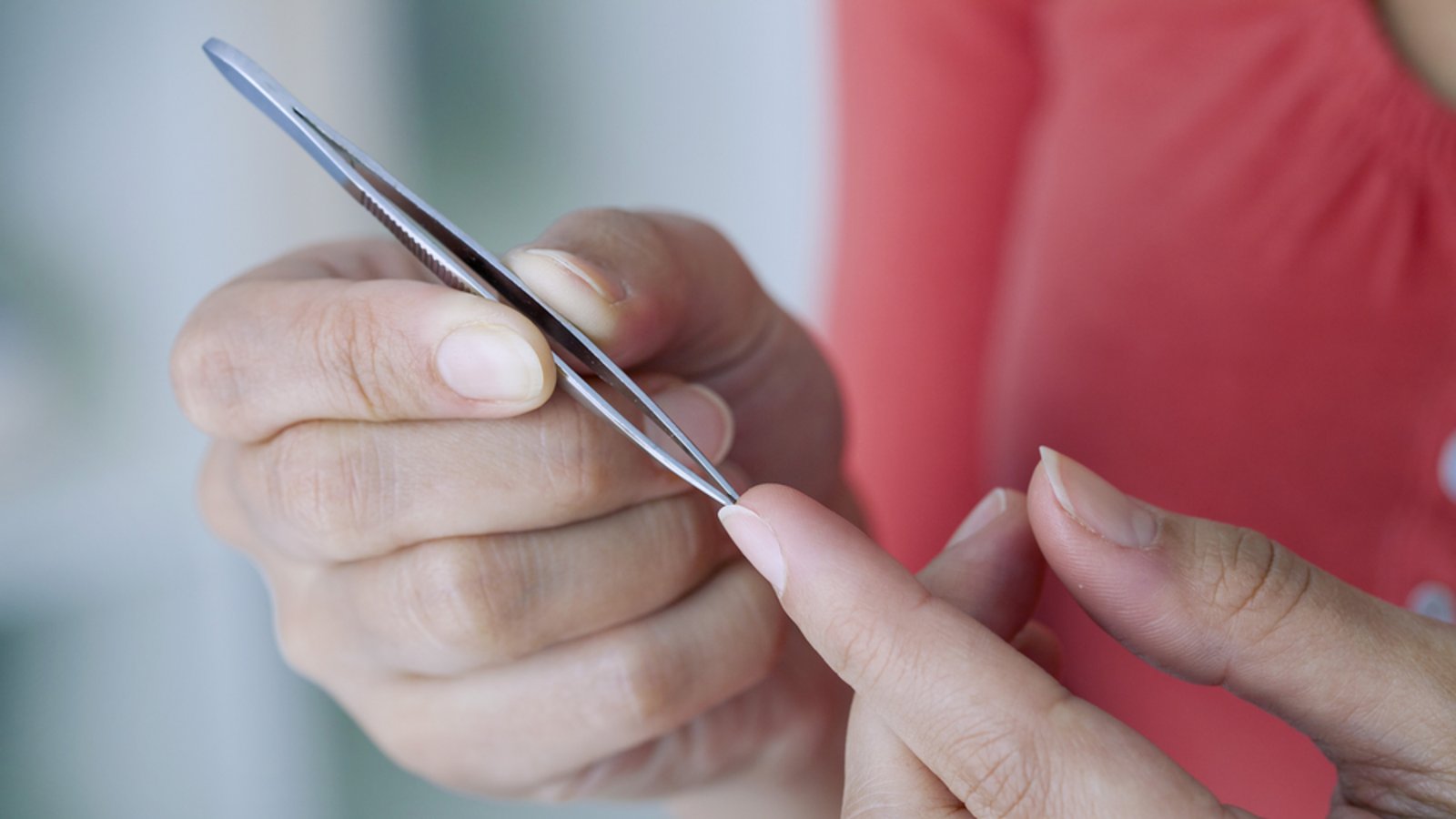 Neben einer Pinzette gibt es noch andere Möglichkeiten.Foto: Image Point Fr / shutterstock.com