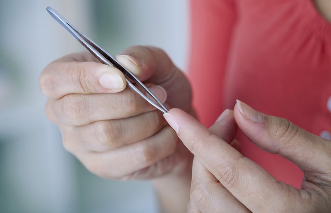Neben einer Pinzette gibt es noch andere Möglichkeiten.<span class='image-autor'>Foto: Image Point Fr / shutterstock.com</span>