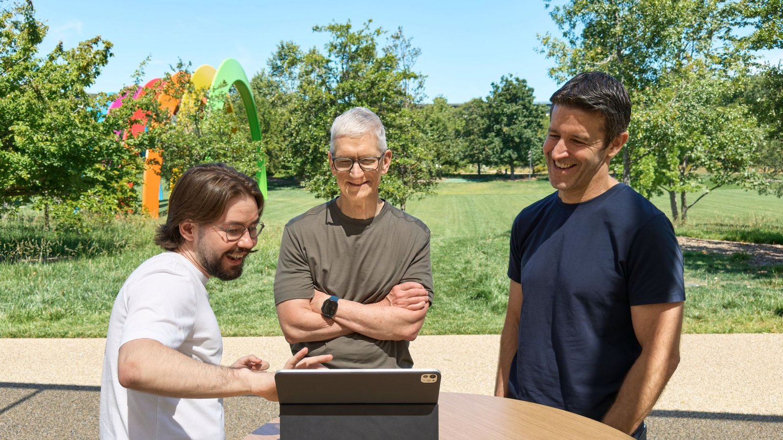 Anton Baranov (l) zeigte seine App sowohl Apple-Chef Tim Cook (M) als auch dessen designiertem Nachfolger John Ternus.Foto: -/Apple/dpa