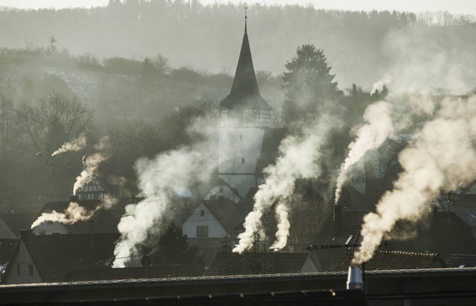 Rauchende Schornsteine, hier in Oberstenfeld im Landkreis Ludwigsburg, verursachen eine hohe Feinstaubbelastung.<span class='image-autor'>Foto: Imago//Ralf Polle</span>