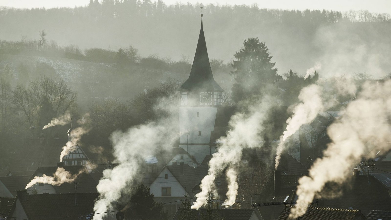 Rauchende Schornsteine, hier in Oberstenfeld im Landkreis Ludwigsburg, verursachen eine hohe Feinstaubbelastung.Foto: Imago//Ralf Polle Rauchende Schornsteine, hier in Oberstenfeld im Landkreis Ludwigsburg, verursachen eine hohe Feinstaubbelastung.Foto: Imago//Ralf Polle
