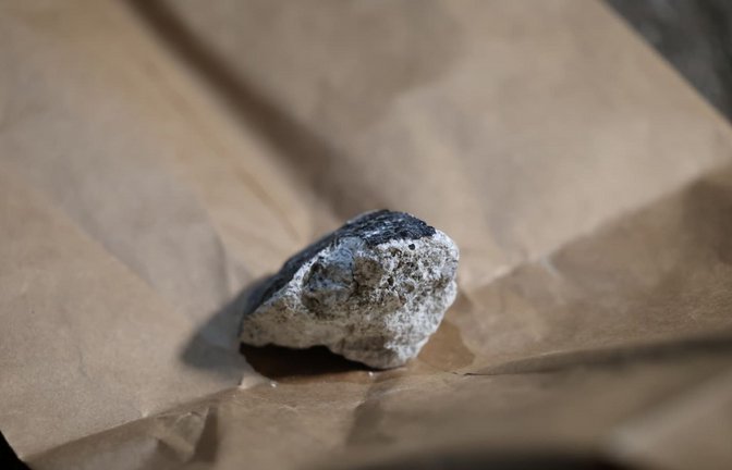 Ein Meteorit ist im Koblenzer Stadtteil Hüls in ein Hausdach eingeschlagen.<span class='image-autor'>Foto: Thomas Frey/dpa/Thomas Frey</span>