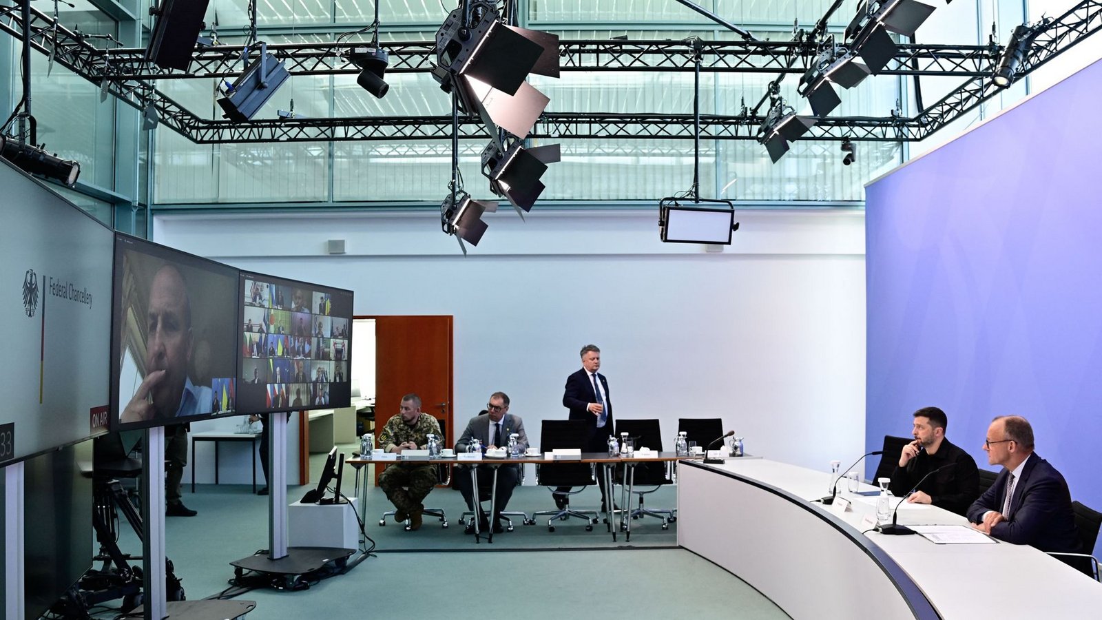 Ukraines Präsident Selenskyj und Kanzler Merz während einer Videokonferenz über eine mögliche Friedenslösung im Krieg gegen Kiew.Foto: AFP Ukraines Präsident Selenskyj und Kanzler Merz während einer Videokonferenz über eine mögliche Friedenslösung im Krieg gegen Kiew.Foto: AFP