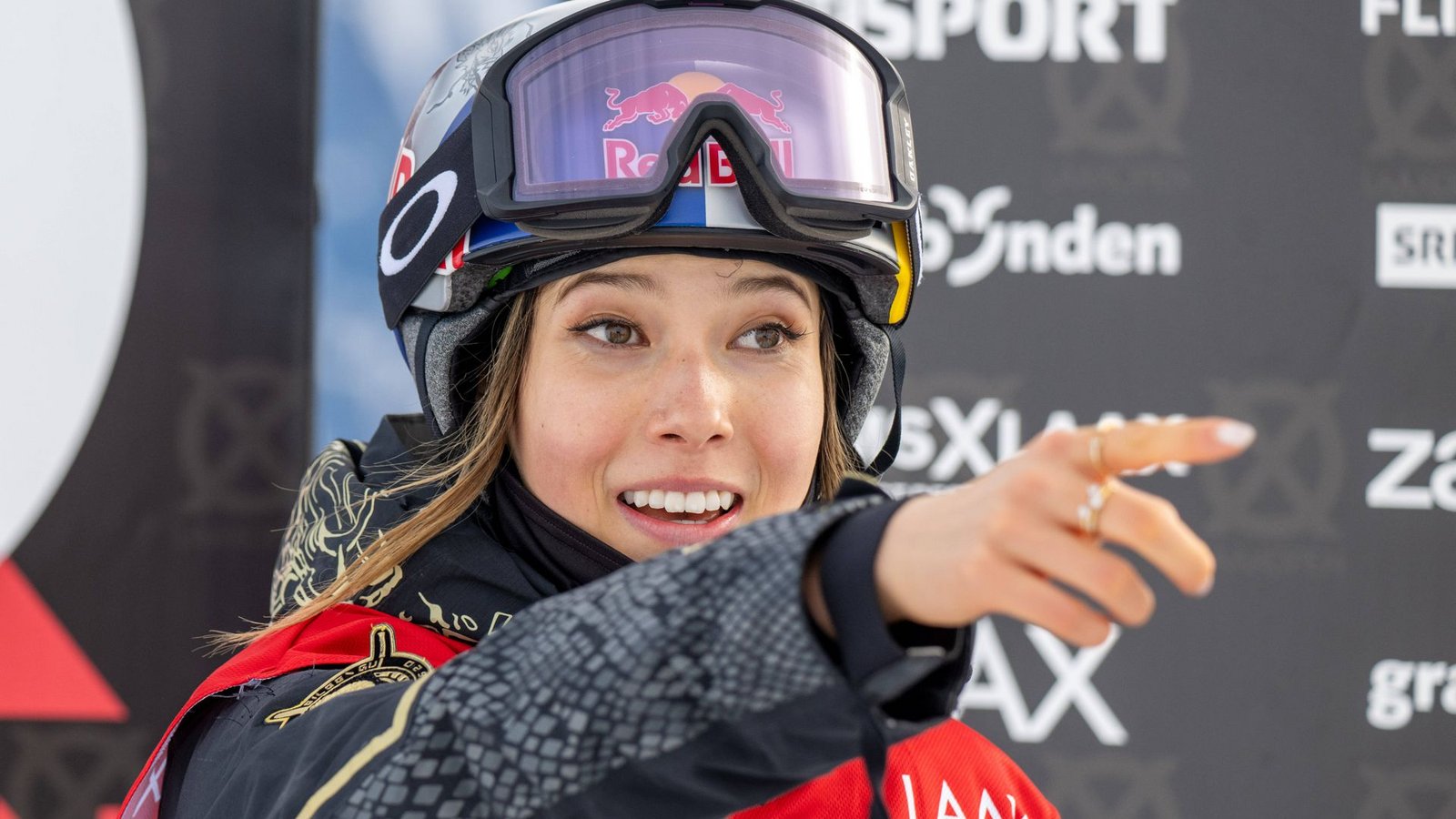 Eileen Gu, Ski-FreestyleEileen Gu, die damals unter dem Namen Gu Ailing antrat, war das Gesicht der Winterspiele 2022 in Peking – und ein Politikum auf zwei Skiern. Eine 18-jährige Freestyle-Akrobatin, die in San Francisco geboren wurde, für das Heimatland ihrer Mutter startet und deshalb Olympia-Gastgeber China zwei Gold- und eine Silbermedaille bescherte, das war eine unglaubliche Geschichte. Die nun im Livigno Snow Park fortgeschrieben werden könnte. Denn Eileen Gu (22) ist immer noch eine Ikone des Wintersports, und das hat nicht nur mit ihren außergewöhnlichen Leistungen in der Halfpipe, im Slopestyle-Parcours und auf der Big-Air-Schanze zu tun. Sondern auch mit dem, was sie sonst noch tut. Eileen Gu modelt für hochkarätige Agenturen, war auf dem Titel vieler Mode-Zeitschriften, studiert Quantenphysik, hat 2,1 Millionen Follower bei Instagram und noch viel mehr in den sozialen Netzwerken in China, und sie gehört seit Jahren zu den bestverdienenden Sportlerinnen der Welt, obwohl es im Ski-Freestyle keine nennenswerten Siegprämien gibt. Doch auch 2025 haben gut dotierte Werbeverträge (unter anderem Porsche, TCL, Louis Vuitton, Tiffany, Red Bull, Estée Lauder, Victoria’s Secret, Bank of China) Eileen Gu mehr als 20 Millionen Euro eingebracht. Gut möglich, dass sie ihren Werbewert in Livigno weiter steigert.Foto: IMAGO/GEPA pictures Eileen Gu, Ski-FreestyleEileen Gu, die damals unter dem Namen Gu Ailing antrat, war das Gesicht der Winterspiele 2022 in Peking – und ein Politikum auf zwei Skiern. Eine 18-jährige Freestyle-Akrobatin, die in San Francisco geboren wurde, für das Heimatland ihrer Mutter startet und deshalb Olympia-Gastgeber China zwei Gold- und eine Silbermedaille bescherte, das war eine unglaubliche Geschichte. Die nun im Livigno Snow Park fortgeschrieben werden könnte. Denn Eileen Gu (22) ist immer noch eine Ikone des Wintersports, und das hat nicht nur mit ihren außergewöhnlichen Leistungen in der Halfpipe, im Slopestyle-Parcours und auf der Big-Air-Schanze zu tun. Sondern auch mit dem, was sie sonst noch tut. Eileen Gu modelt für hochkarätige Agenturen, war auf dem Titel vieler Mode-Zeitschriften, studiert Quantenphysik, hat 2,1 Millionen Follower bei Instagram und noch viel mehr in den sozialen Netzwerken in China, und sie gehört seit Jahren zu den bestverdienenden Sportlerinnen der Welt, obwohl es im Ski-Freestyle keine nennenswerten Siegprämien gibt. Doch auch 2025 haben gut dotierte Werbeverträge (unter anderem Porsche, TCL, Louis Vuitton, Tiffany, Red Bull, Estée Lauder, Victoria’s Secret, Bank of China) Eileen Gu mehr als 20 Millionen Euro eingebracht. Gut möglich, dass sie ihren Werbewert in Livigno weiter steigert.Foto: IMAGO/GEPA pictures