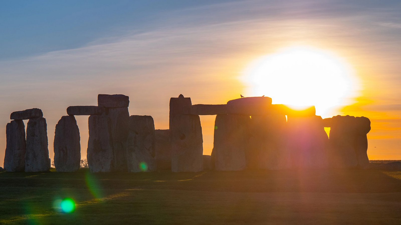 Zur Sommersonnenwende – in diesem Jahr am 20. Juni –  geht die Sonne exakt hinter dem  „Heel Stone“ auf, dem Eingang zu dem jahrtausendealten, weltbekannten Steinkreis von Stonehenge. Die Sonnenstrahlen fallen in die Mitte des Monuments. Die Steine sind exakt auf den Sonnenstand der Sommer- und Wintersonnenwende ausgerichtet.Foto: Imago/Panthermedia