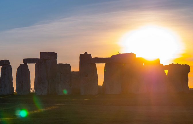 Zur Sommersonnenwende – in diesem Jahr am 20. Juni –  geht die Sonne exakt hinter dem  „Heel Stone“ auf, dem Eingang zu dem jahrtausendealten, weltbekannten Steinkreis von Stonehenge. Die Sonnenstrahlen fallen in die Mitte des Monuments. Die Steine sind exakt auf den Sonnenstand der Sommer- und Wintersonnenwende ausgerichtet.<span class='image-autor'>Foto: Imago/Panthermedia</span>
