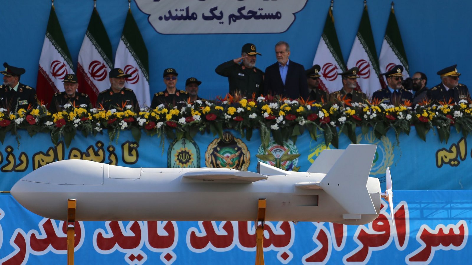 Der Iran produziert massenweise Drohnen: Die vergleichsweise günstigen Fluggeräte sind eine große Herausforderung für die gegnerische Flugabwehr. (Archivbild)Foto: Rouzbeh Fouladi/ZUMA Press Wire/dpa Der Iran produziert massenweise Drohnen: Die vergleichsweise günstigen Fluggeräte sind eine große Herausforderung für die gegnerische Flugabwehr. (Archivbild)Foto: Rouzbeh Fouladi/ZUMA Press Wire/dpa