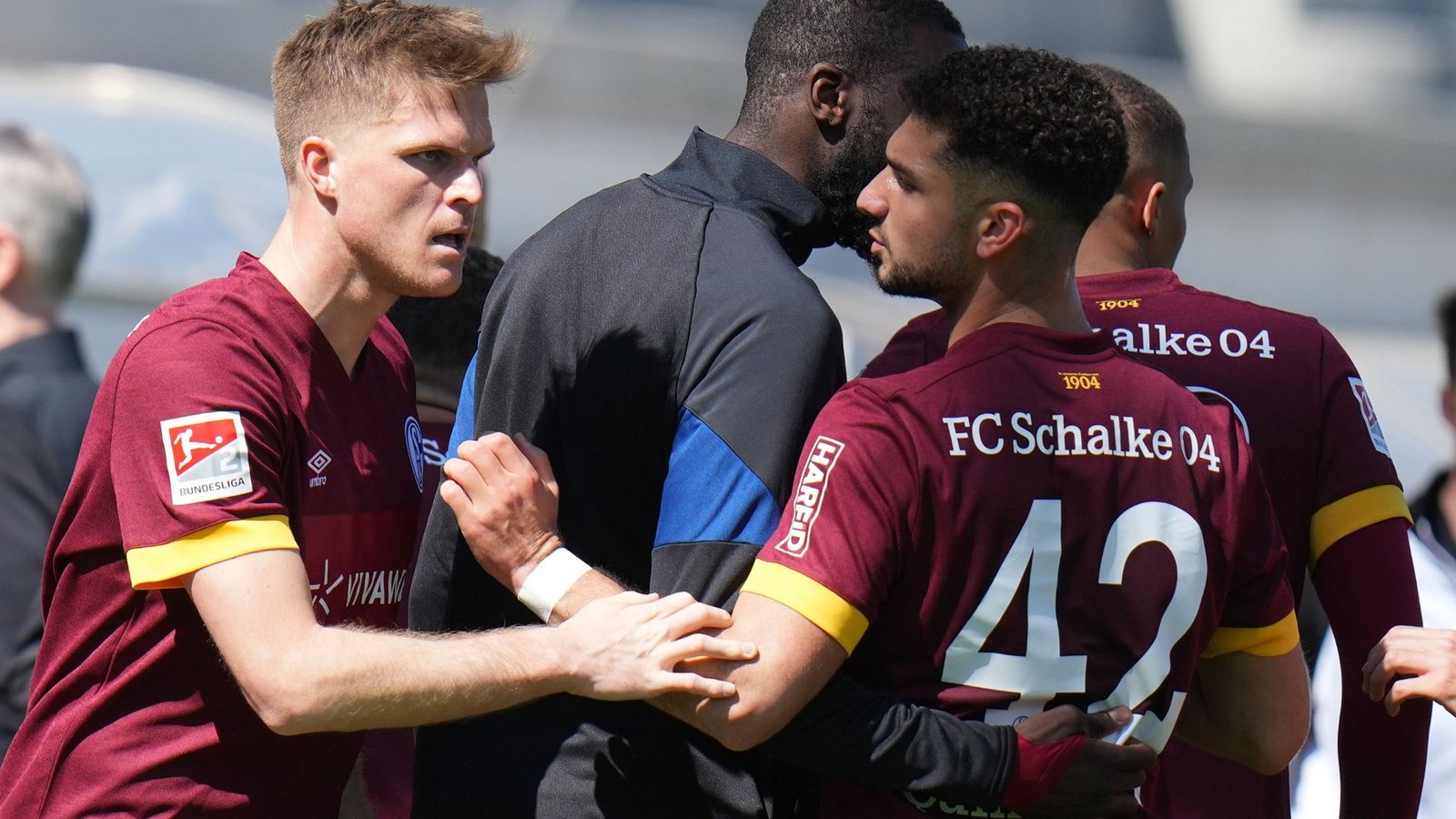 Schalkes Marius Bülter (l) feiert ein weiteres Tor gegen Darmstadt 98 mit Kerim Calhanoglu.Foto: Thomas Frey/dpa