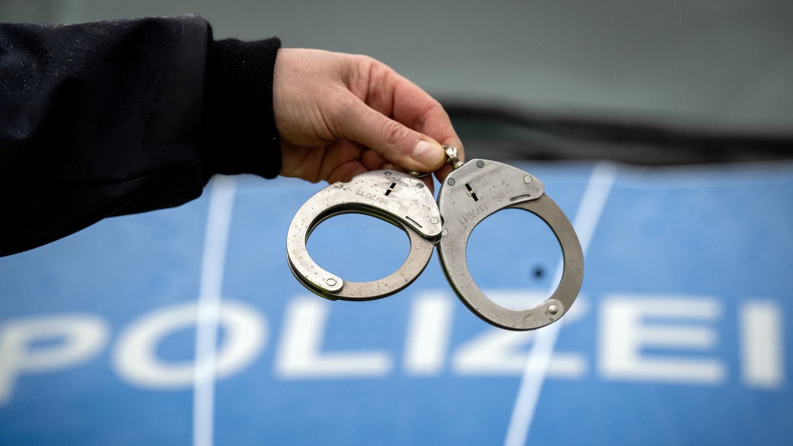 Vier Verdächtige wurden festgenommen. Sie sitzen mittlerweile in Untersuchungshaft. (Symbolbild)Foto: Soeren Stache/dpa/Soeren Stache Vier Verdächtige wurden festgenommen. Sie sitzen mittlerweile in Untersuchungshaft. (Symbolbild)Foto: Soeren Stache/dpa/Soeren Stache