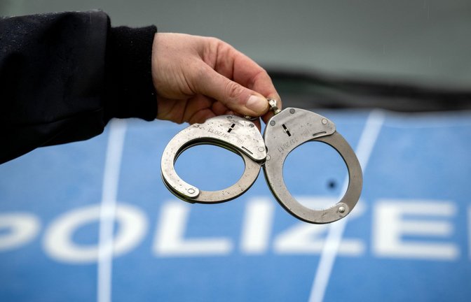 Vier Verdächtige wurden festgenommen. Sie sitzen mittlerweile in Untersuchungshaft. (Symbolbild)<span class='image-autor'>Foto: Soeren Stache/dpa/Soeren Stache</span>