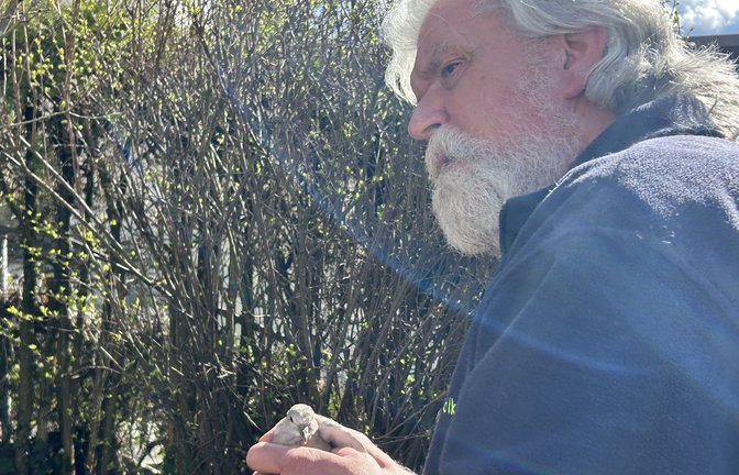 Der 64-Jährige ist immer auf Abruf. Hier kümmert er sich um ein junges Täubchen in Plochingen.<span class='image-autor'>Foto: StZN/Hartmann</span>