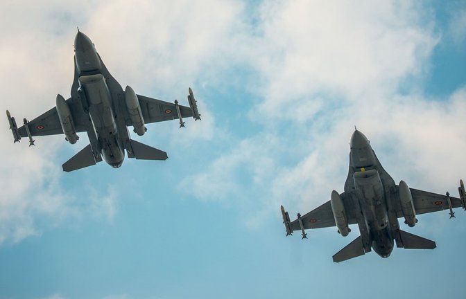 Nahe einer Gasförder-Plattform im Schwarzen Meer haben zwei rumänische Kampfjets eine Seedrohne ausgeschaltet. (Archivbild)<span class='image-autor'>Vadim Ghirda/AP/dpa</span>