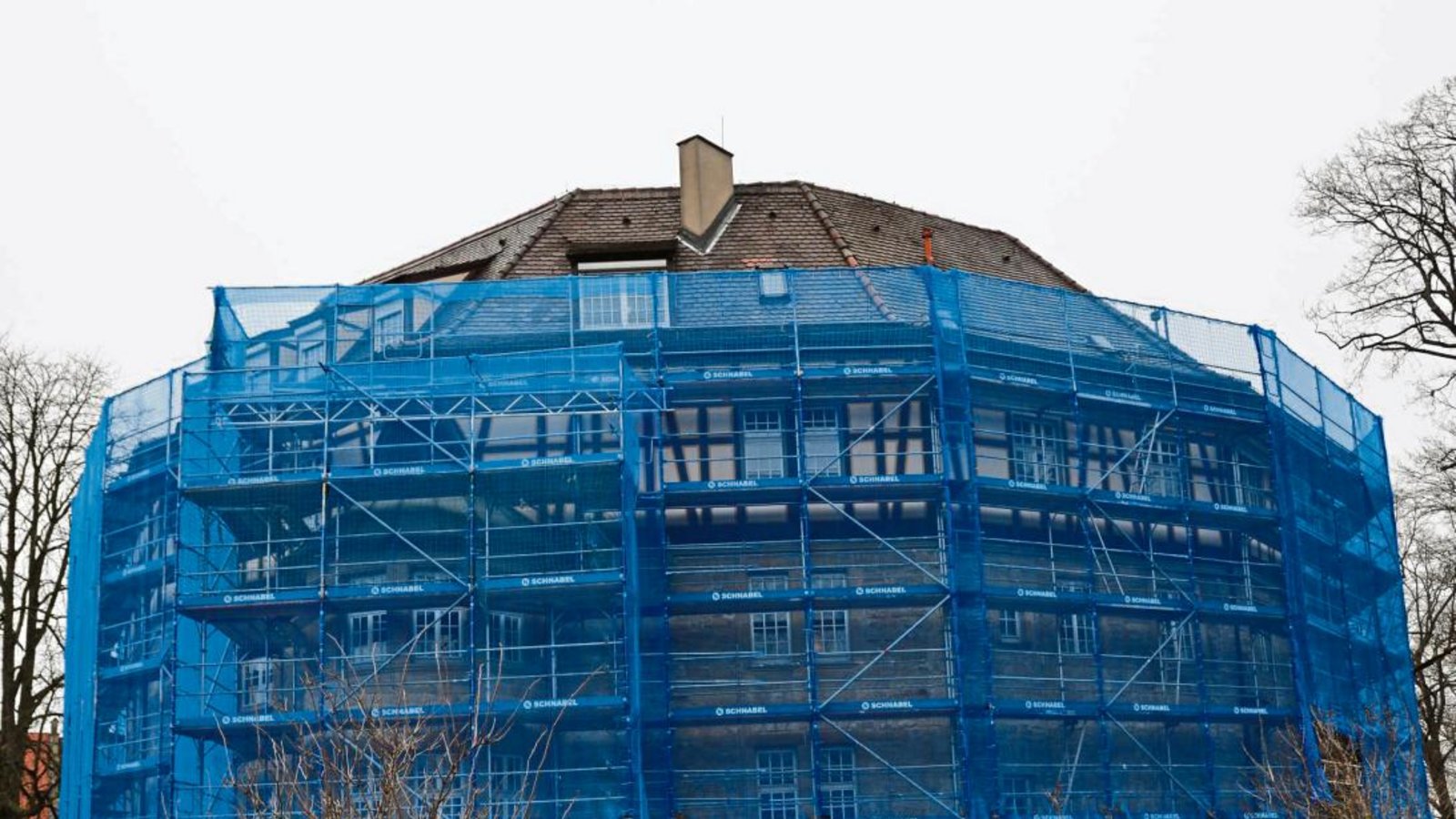 Das Gerüst steht, aber die Arbeiten verzögern sich. Foto: Makkens Das Gerüst steht, aber die Arbeiten verzögern sich. Foto: Makkens