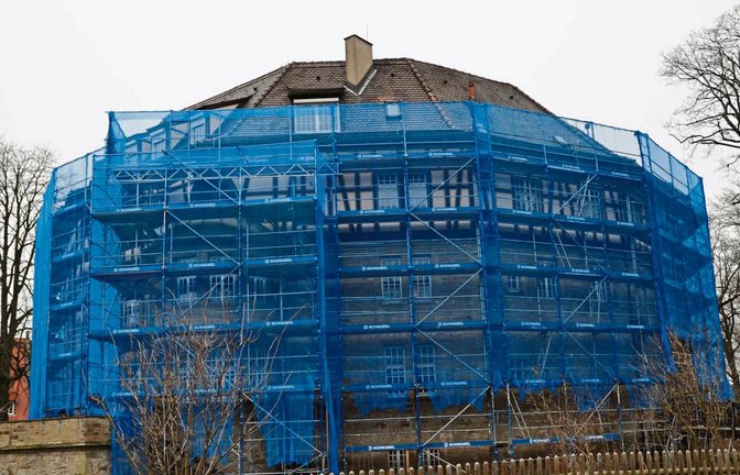 Das Gerüst steht, aber die Arbeiten verzögern sich.  Foto: Makkens