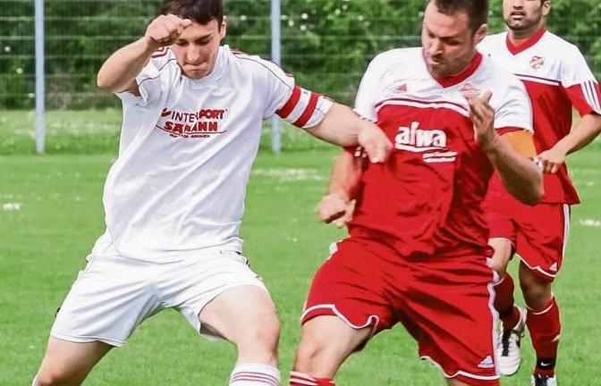 Kampferprobt: Philipp Rank (links, im Duell mit Hohenhaslachs Marvin Lorch) kann mit dem TSV Großglattbach unerwartet frei aufspielen. Am Sonntag ist der FVR zu Gast. Foto: Archiv/Simecek