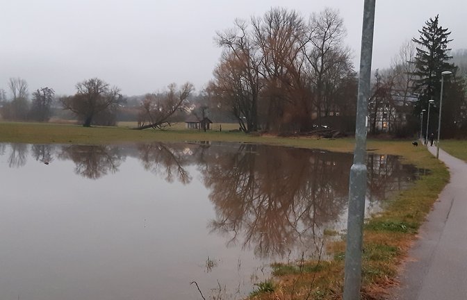 „Regen, Regen, Regen!“, schreibt Gudrun Kraft-von Hausen am Dienstagabend. Am Plattenweg in Horrheim bei der „Alten Mühle“ habe sich die Wiese in einen See verwandelt. 