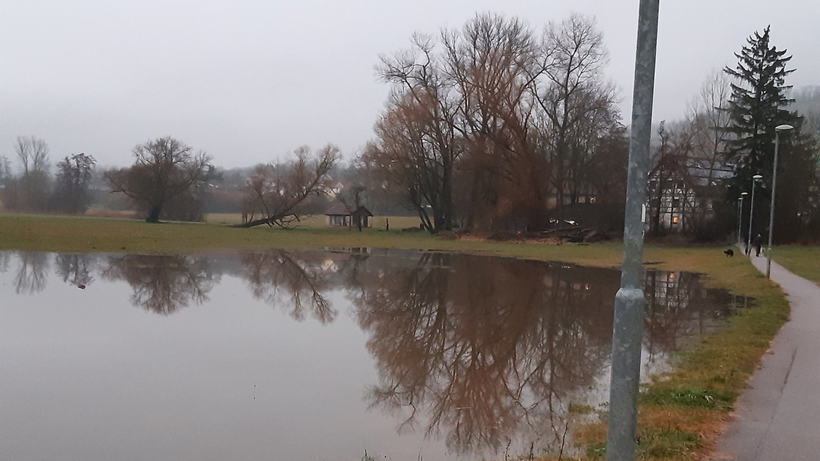 „Regen, Regen, Regen!“, schreibt Gudrun Kraft-von Hausen am Dienstagabend. Am Plattenweg in Horrheim bei der „Alten Mühle“ habe sich die Wiese in einen See verwandelt. 