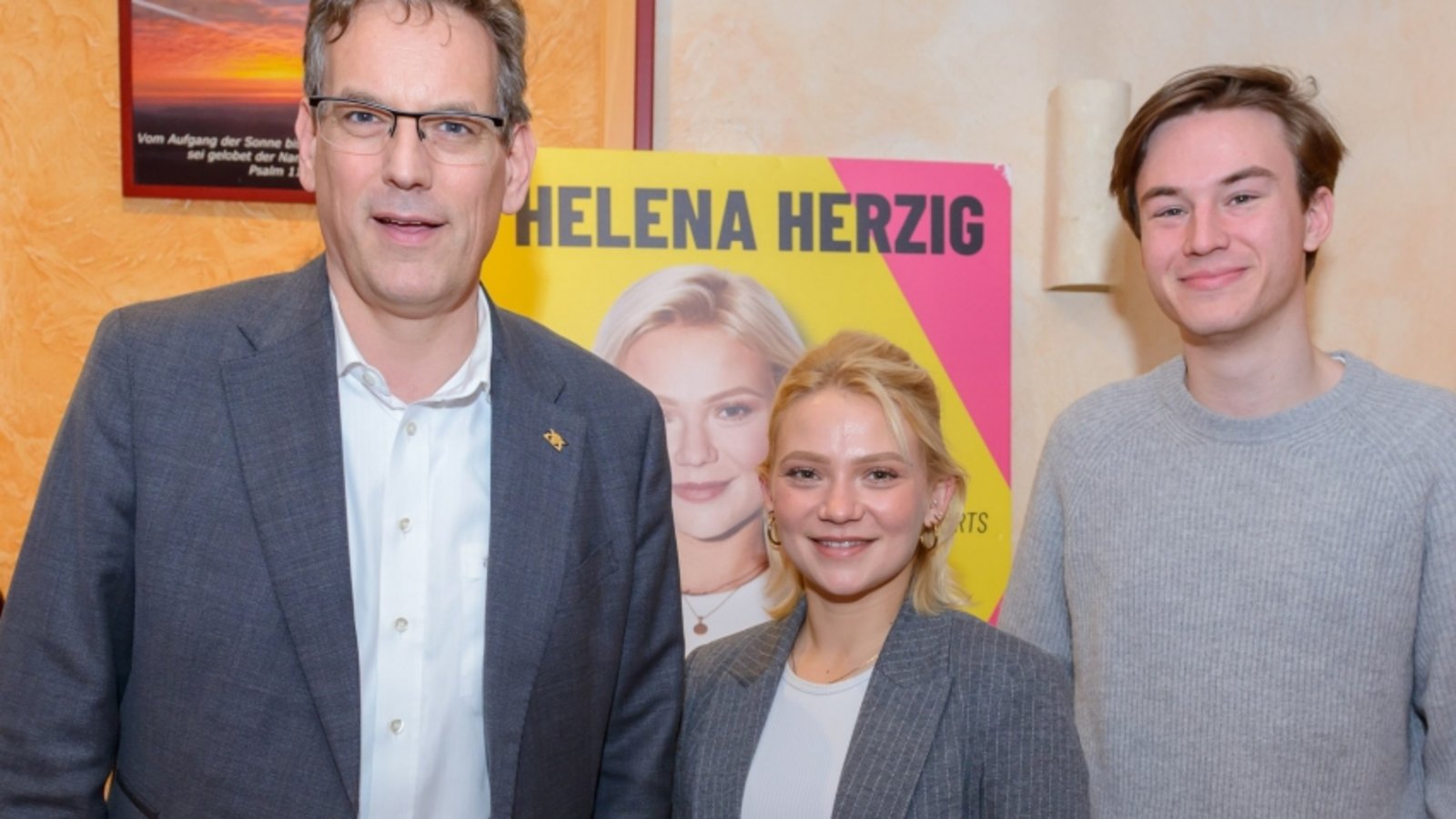 Bei der Weinprobe der anderen Art dabei (von links): Erik Schweickert, Helena Herzig und Jon Buchmüller.  Foto: p