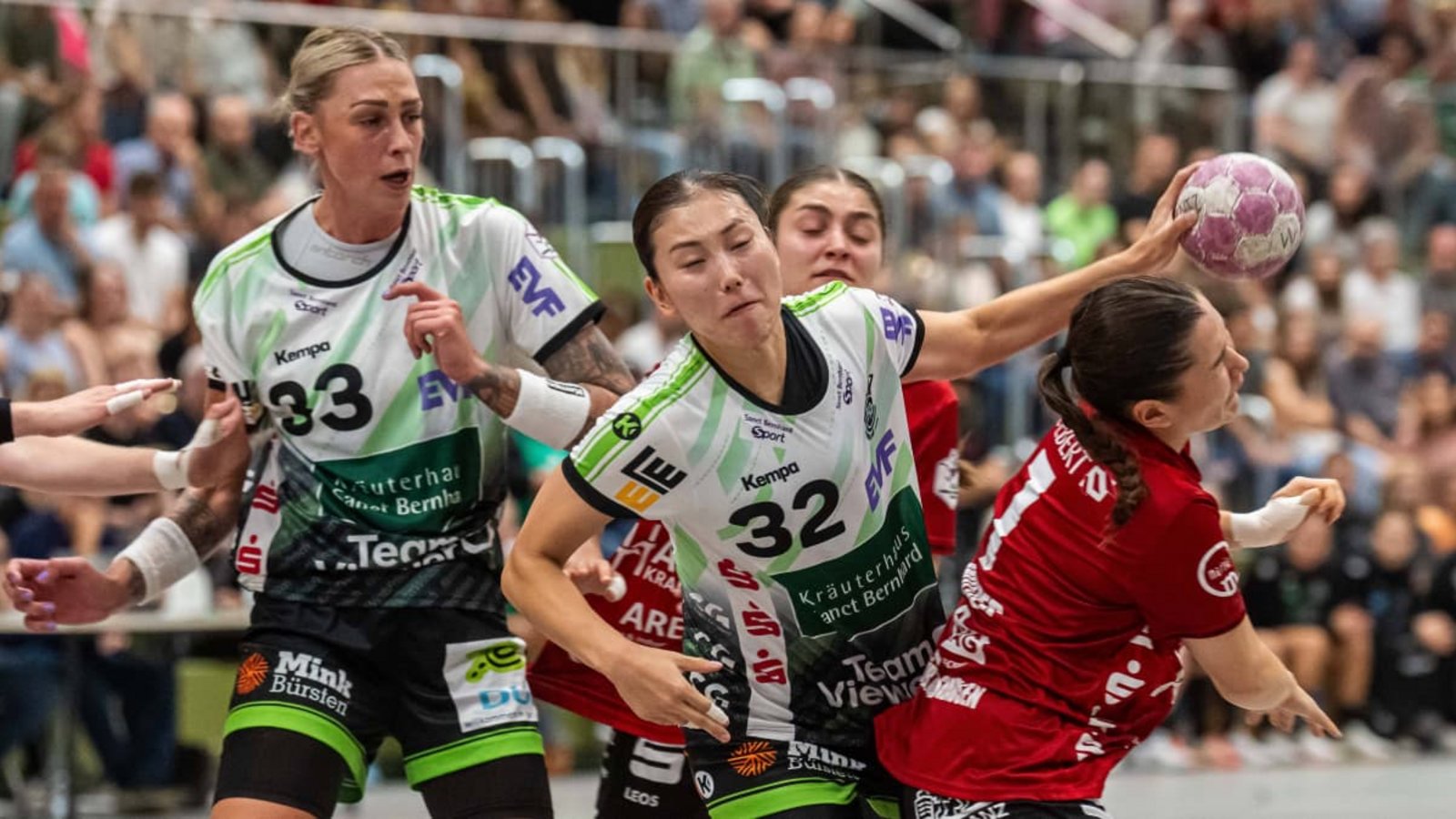Die Frisch-Auf-Frauen mit Luisa Schulze (li.) und Haruno Sasaki qualifizierten sich durch einen souveränen Derbysieg in Nürtingen fürs DHB-Pokal-Viertelfinale&nbsp;– da geht es nach Dortmund.IMAGO