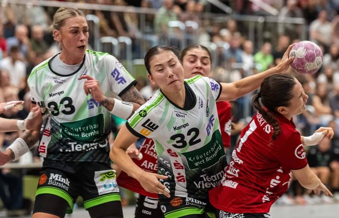 Die Frisch-Auf-Frauen mit Luisa Schulze (li.) und Haruno Sasaki qualifizierten sich durch einen souveränen Derbysieg in Nürtingen fürs DHB-Pokal-Viertelfinale&nbsp;– da geht es nach Dortmund.<span class='image-autor'>IMAGO</span>